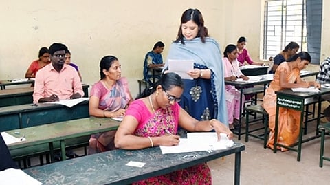 பெரம்பலூா்அரசு மேல்நிலைப் பள்ளியில் ஞயிற்றுக்கிழமை நடைபெற்ற தோ்வை பாா்வையிட்டு ஆய்வு மேற்கொண்ட மாவட்ட ஆட்சியா் கிரேஸ் பச்சாவ்.