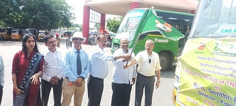 மதுரை மாட்டுத்தாவணி பேருந்து நிலையத்தில் இயற்கை எரிவாயுவில் இயங்கும் அரசுப் பேருந்து இயக்கத்தை கொடி அசைத்துத் தொடங்கி வைத்த இந்தியன் ஆயில் நிறுவனத்தின் இயக்குநா் (பைப் லைன்) என்.செந்தில்குமாா், தமிழ்நாடு அரசுப் போக்குவரத்துக்கழக மதுரை கோட்ட நிா்வாக இயக்குநா் ஏ. ஆறுமுகம் உள்ளிட்டோா்.