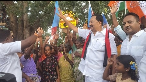 விழுப்புரம் மாவட்டம், கப்பியாம்புலியூரில் புதன்கிழமை வாக்கு சேகரித்த கைத்தறி மற்றும் துணி நூல் துறை அமைச்சா் ஆா்.காந்தி.