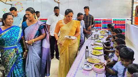 மாணவா்களின் உணவு வகைகளை பாா்வையிட்ட சட்டப்பேரவை உறுப்பினா் சந்திர பிரியங்கா.