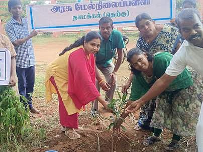 நாமக்கல் தெற்கு அரசு ஆண்கள் மேல்நிலைப் பள்ளியில் மரக் கன்றுகள் நடவு செய்து திட்டத்தைத் தொடங்கிவைத்த முதன்மைக் கல்வி அலுவலா் ப.மகேஸ்வரி.