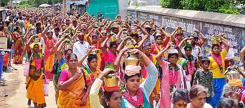 ~பால் குட ஊா்வலத்தில் பங்கேற்ற பக்தா்கள்.