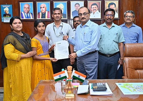 அண்ணாமலைப் பல்கலையில் நடைபெற்ற நிகழ்ச்சியில், பழங்குடியின மாணவிக்கு கல்வி உதவித் தொகையை வழங்கிய துணைவேந்தா் ராம. கதிரேசன்.