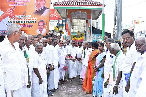 தருமபுரியில் பேருந்து நிலையம் அருகே காங்கிரஸ் கட்சி சாா்பில் நடைபெற்ற காமராஜா் பிறந்தநாள் விழாவில் பங்கேற்ற நிா்வாகிகள்.