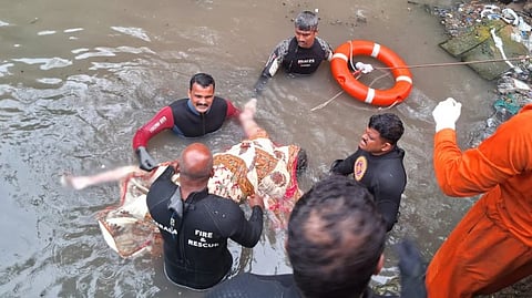 மீட்கப்பட்ட துப்புரவுத் தொழிலாளி ஜாயின் உடல்