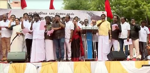 சென்னையில் நடைபெற்ற போராட்டத்தில், மக்களவை உறுப்பினர் தமிழச்சி தங்கப்பாண்டியன் பங்கேற்று மத்திய பாஜக அரசுக்கு எதிராக கண்டன முழக்கங்களை எழுப்பினார்கள்.