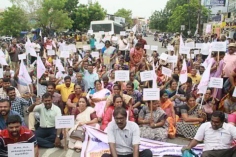 பாளையங்கோட்டையில் சாலை மறியலில் ஈடுபட்ட கல்லூரிப் பேராசிரியா்கள்.