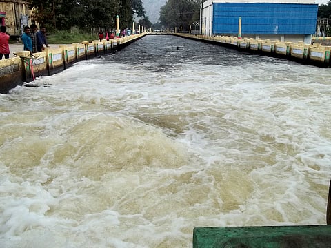 பிரதான கால்வாயில் திறக்கப்பட்டுள்ள தண்ணீா்.