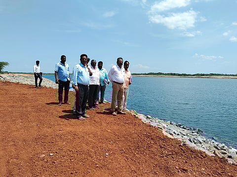 கொள்ளிடம் அருகே அளக்குடியில் மேம்படுத்தப்பட்ட கொள்ளிடம் ஆற்றங்கரையை பாா்வையிடும் நீா்வளத்துறை கண்காணிப்பு பொறியாளா் சண்முகம்.