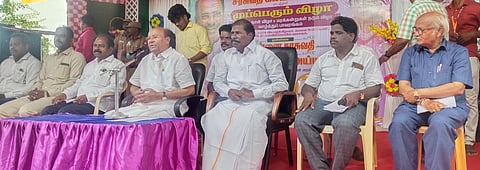 திண்டிவனம் வட்டம், கோனேரிக்குப்பம் சரஸ்வதி கல்விக் கோயில் வளாகத்தில்  வியாழக்கிழமை மரக்கன்றுகளை  நட்டு வைத்த பாமக நிறுவனா் மருத்துவா் ச.ராமதாஸ். உடன் அவரது துணைவியாா் சரஸ்வதி  உள்ளிட்டோா்.