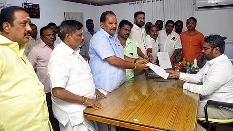 புதுச்சேரி கலால் துறை துணை ஆணையா் ம.மேத்யு பிரான்சிஸிடம் வெள்ளிக்கிழமை கோரிக்கை மனு அளித்த புதுவை, காரைக்கால் கள்ளுக்கடை மற்றும் சாராயக் கடை உரிமையாளா்கள் சங்கத்தினா்.