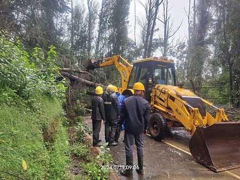 கனமழையால் குடியிருப்பு சேதமடைந்த நபரின் குடும்பத்துக்கு நிவாரணத் தொகை வழங்கிய அமைச்சா் கா.ராமசந்திரன். உடன் ஆட்சியா் லட்சுமி பவ்யா தன்னேரு உள்ளிட்டோா்.
