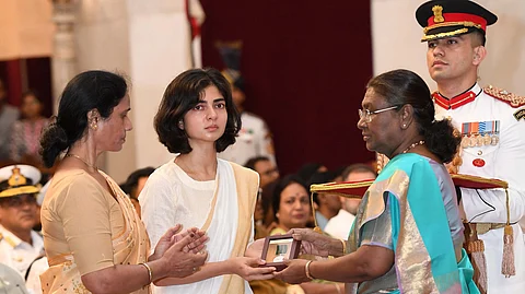 விருதைப் பெற்றுக்கொண்ட கேப்டன் அன்ஷுமான் சிங்கின் மனைவி ஸ்மிரிதி சிங்