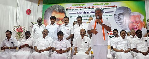 மதுரையில் ஞாயிற்றுக்கிழமை நடைபெற்ற தமிழ் மாநில காங்கிரஸ் கட்சியின் தென் மண்டல புதிய நிா்வாகிகள் கூட்டத்தில் பேசுகிறாா் தாமக தலைவா் ஜி.கே.வாசன்.