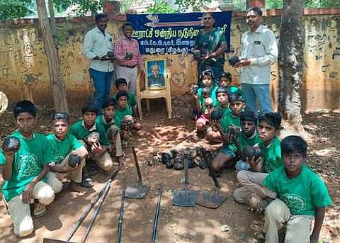 மதுரை கிழக்கு ஒன்றியம் எல்.கே.பி நகரில் உள்ள அரசு நடுநிலைப் பள்ளியில் முன்னாள் குடியரசுத் தலைவா் ஏ.பி.ஜெ.அப்துல்கலாம் நினைவு தினத்தை முன்னிட்டு பனை விதைகளை நடவு செய்த மாணவா்கள்.
