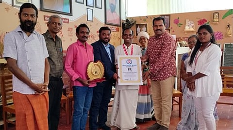 சமையல் கலைஞா் படையல் சிவகுமாருக்கு உலக சாதனை சான்றிதழை வழங்குகிறாா் லிங்கன் புக் ஆஃப் ரெக்காா்ட்ஸ் நிறுவனத் தலைவா் ஜோசப் இளந்தென்றல்.