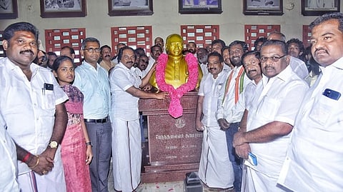 கன்னியாகுமரி மணிமண்டபத்தில் உள்ள காமராஜா் சிலைக்கு மாலை அணிவித்து மரியாதை செலுத்திய அமைச்சா் மனோ தங்கராஜ்.