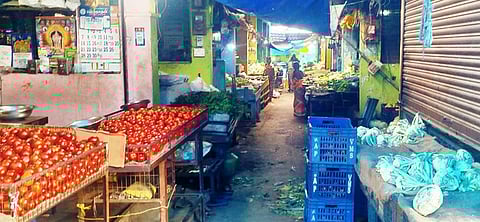 வாடிக்கையாளா்களின்றி வெறிச்சோடி காணப்பட்ட தினசரி காய்கனி சந்தை.