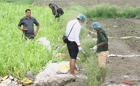 சம்பவ இடத்தில் தடயவியல் குழு