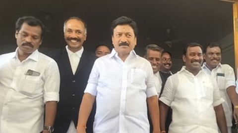 அதிமுக முன்னாள் அமைச்சா் சி.வி.சண்முகம்.