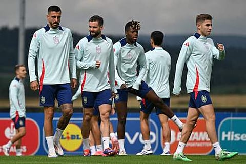 பயிற்சியில் இங்கிலாந்து வீரா்கள்.