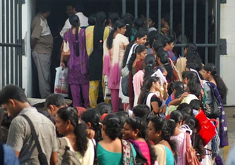 வளைகுடா நாடுகளில் பணிபுரிவதற்கான நேர்காணலுக்குக் கொச்சியில் காத்திருக்கும் பெண்கள்...