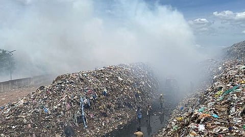 தஞ்சாவூா் ஜெபமாலைபுரத்திலுள்ள குப்பைக் கிடங்கில் கடந்த வாரம் ஏற்பட்ட தீ விபத்தால் பரவிய புகை.