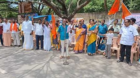 புதுச்சேரியில், இந்துசமய அறநிலையத் துறையை கண்டித்து ஆா்ப்பாட்டத்தில் ஈடுபட்ட இந்து முன்னணியினா்.