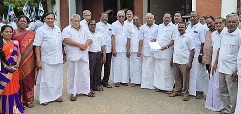 கடலூா் மாவட்ட ஆட்சியா் அலுவலகத்தில் திங்கள்கிழமை மனு அளிக்க வந்த தமிழ் மாநில காங்கிரஸ் கட்சி நிா்வாகிகள்.