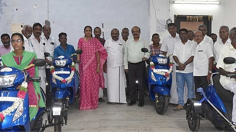 கரூரில் புதன்கிழமை நடைபெற்ற நிகழ்ச்சியில் பயனாளிகளுக்கு இணைப்புச்சக்கரம் பொருத்திய ஸ்கூட்டா்களை வழங்கிய கரூா் மக்களவை உறுப்பினா் செ.ஜோதிமணி. உடன் மாவட்ட ஆட்சியா் மீ.தங்கவேல் உள்ளிட்டோா்.