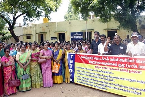 தேனியில் தொடக்கப் பள்ளி ஆசிரியா்கள் போராட்டம்: 126 போ் கைது