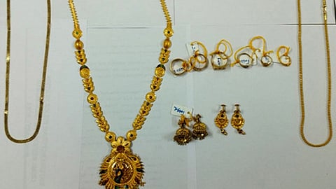 பறிமுதல் செய்யப்பட்ட தங்க நகைகள்.