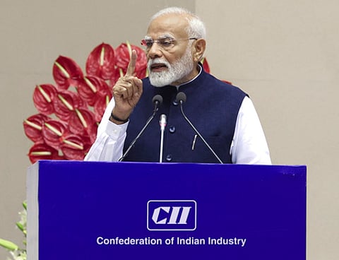 தில்லியில் நடைபெற்ற இந்திய தொழில் கூட்டமைப்பு மாநாட்டில் பேசிய பிரதமா் மோடி.