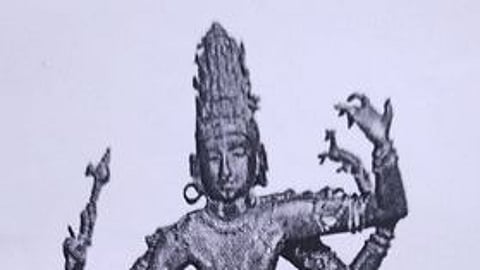 தஞ்சாவூா் மாவட்டம், ஒரத்தநாடு காசி விஸ்வநாதா் கோயிலில் இருந்த வீணாதரா் சிலையின் புகைப்படம்.