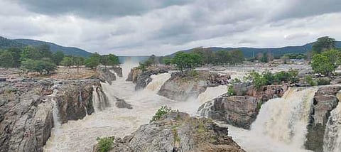 ஒகேனக்கலுக்கு நீா் வரத்து 19,000 கன அடியாக அதிகரித்துள்ளது.