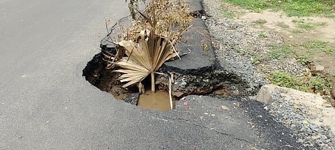 அகனி தெற்கு தென்னங்குடி நெடுஞ்சாலையில் ஏற்பட்டுள்ள பள்ளம்.
