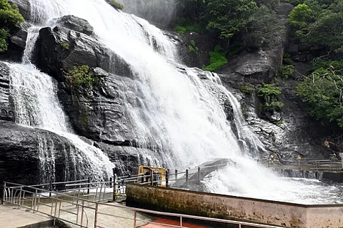 மெயின்பால்ஸ்-குற்றாலம் பேரருவியில் ஞாயிற்றுக்கிழமை ஏற்பட்ட வெள்ளப்பெருக்கு.