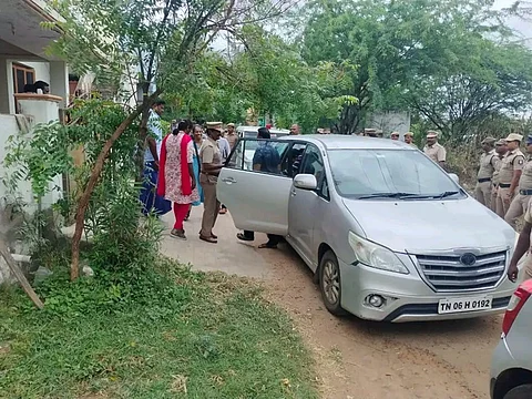 கரூர் காந்திகிராமம் திண்ணப்பா நகரில் உள்ள மாவட்ட சிபிசிஐடி போலீசார் அலுவலகத்திற்கு முன்னாள் அமைச்சர் எம்.ஆர். விஜயபாஸ்கரை அழைத்து வரும் காவல் துறையினர்.