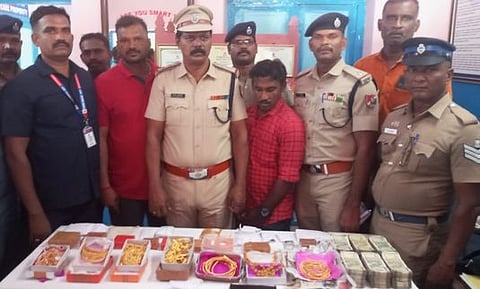 திருச்சி சந்திப்பு ரயில் நிலையத்தில் புதன்கிழமை கைதான லட்சுமணனுடன் ரயில்வே பாதுகாப்புப் படையினா்.