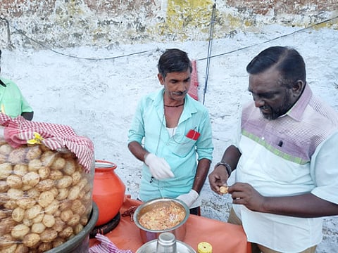 பானிபூரி கடையில் ஆய்வு மேற்கொண்ட உணவுப் பாதுகாப்பு அதிகாரி.(கோப்புப்படம்)