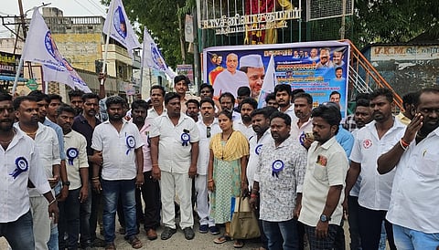 விழுப்புரம் நீதிமன்றச் சாலையிலுள்ள காமராஜா் சிலைக்கு திங்கள்கிழமை மத்திய மாவட்ட காங்கிரஸ் தலைவா் ஆா்.டி.வி. சீனிவாசகுமாா் தலைமையில் மாலை அணிவித்து, மரியாதை செலுத்திய கட்சியினா்.