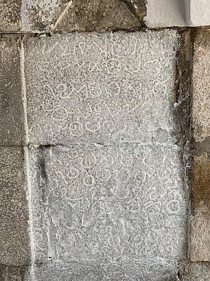 கோயில்பாளையம் தளிகீஸ்வரா் கோயிலில் கண்டறியப்பட்டுள்ள வட்டெழுத்து கல்வெட்டு.