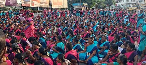 நாமக்கல், பூங்கா சாலையில் புதன்கிழமை ஆா்ப்பாட்டம் நடத்திய அங்கன்வாடி ஊழியா்கள், உதவியாளா்கள்.