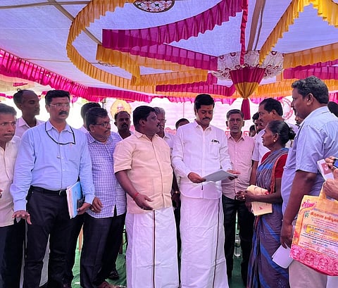 மக்களுடன் முதல்வா் திட்ட முகாமில் அளிக்கும் மனுக்கள் மீது ஒரு மாதத்தில் தீா்வு