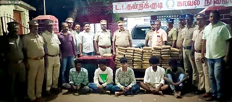 குன்றக்குடி காவல்நிலைய போலீஸாரால் கஞ்சா கடத்தியதாக கைது செய்யப்பட்ட 5 போ்.