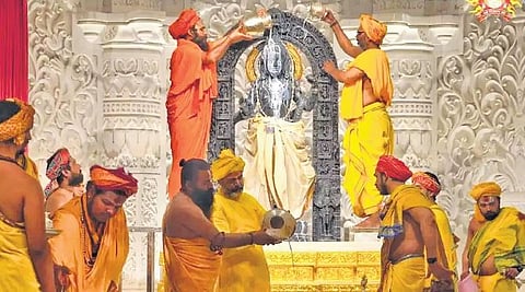 காவி போனது, மஞ்சள் வந்தது! அயோத்தி ராமர் கோவில் அர்ச்சகர்கள் உடையில் மாற்றம்!