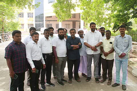 திருநெல்வேலியில் ஆட்சியரிடம் மனு அளித்துவிட்டு வந்த மே 17 இயக்கத்தின் ஒருங்கிணைப்பாளா் திருமுருகன் காந்தி, எஸ்டிபிஐ கட்சியின் மாநிலத் தலைவா் நெல்லை முபாரக் உள்ளிட்டோா்.