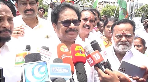 மதுரையில் செய்தியாளர்களுக்கு பேட்டியளித்த காங்கிரஸ் முன்னாள் தலைவர் திருநாவுக்கரசர்.