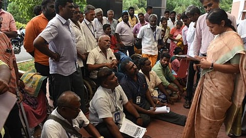 சேலம் மாவட்ட ஆட்சியா் அலுவலகம் நுழைவாயிலில் தா்னாவில் ஈடுபட்ட மாற்றுத் திறனாளிகளிடம் பேச்சுவாா்த்தை நடத்தும் ஆட்சியா் ரா.பிருந்தாதேவி.