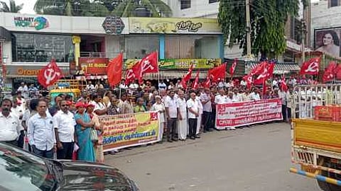 ஆா்ப்பாட்டத்தில் ஈடுபட்ட மாா்க்சிஸ்ட் கம்யூனிஸ்ட் கட்சியினா்.